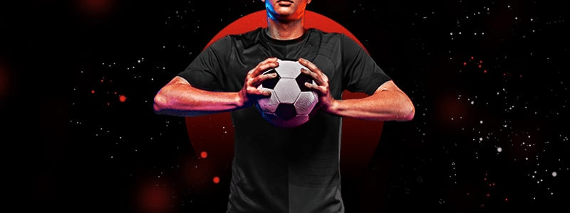 un jugador de fútbol sujetando un balón